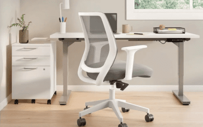 Ejercicios y estiramientos para aliviar la tensión utilizando una silla de oficina. 