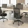 Silla ejecutiva MIRELA negra en ambiente de oficina