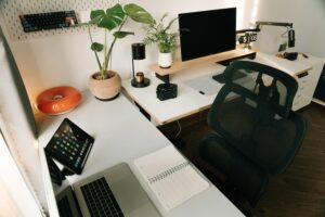 silla de oficina ajustable frente a laptop