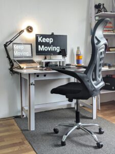 Detalle de reposabrazos ajustables en silla económica