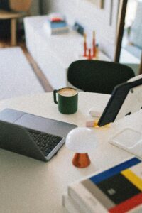 Home office con silla de oficina ajustable