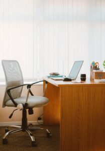 Oficina con silla ergonómica de reposabrazos ajustables