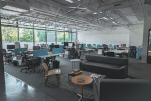 Equipo de trabajo reunido en sala con sillas operativas modernas