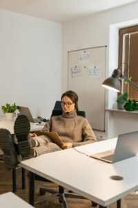 Mujer teletrabajando en silla ergonómica económica.