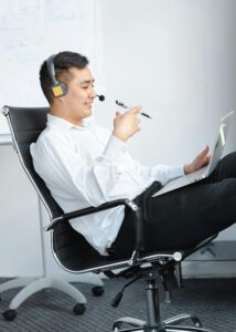 Persona trabajando en oficina con silla con soporte lumbar extra.
