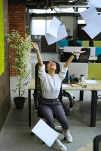 Grupo de trabajo en sala de juntas con sillas de oficina modernas.