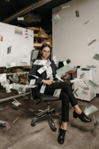 Silla operativa Contempo con asiento y respaldo tapizados, ajuste de altura neumático y reclinación.