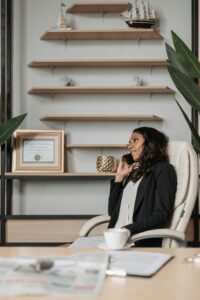 Mujer trabajando en home office con silla ergonómica.