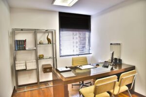 Vista de página web de la tienda con modelos de sillas