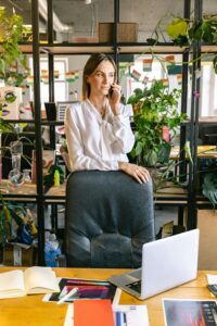 Oficina moderna con sillas ergonómicas en uso.