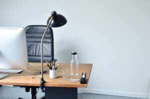 Trabajo cómodamente en su oficina en casa con una silla ergonómica.