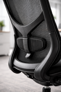 Detalle de soporte lumbar ajustable en silla ergonómica profesional