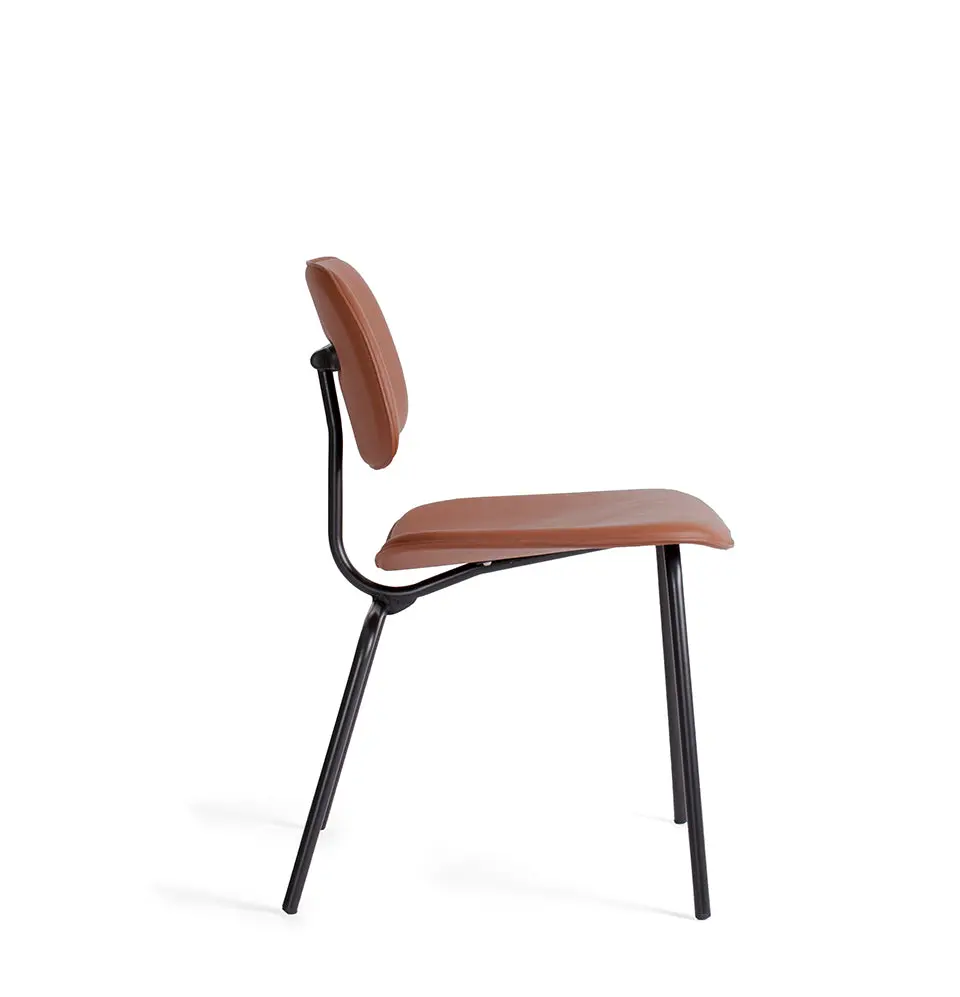 Silla TARENA Soft Leather - Vista lateral Silla para sala de espera TARENA café con estructura metálica negra