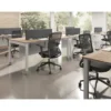 Nerina – Ambientada Nerina silla ergonómica negra en ambiente de oficina